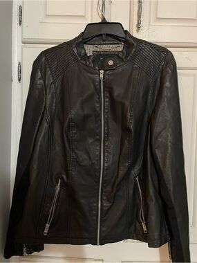 Black Rivet Women's Black Quilted-Shoulder faux Leather Moto Jacket- EUC